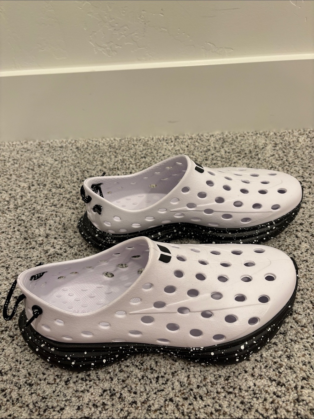 Kane women’s shoe, size 8, white with black speckle.  Never worn - Picture 2 of 5